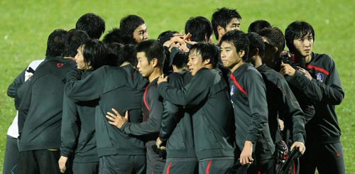 13일(현지시간) 덴마크 프레데리시아 시의 모냐사 파크에서 열린 대한민국 축구 대표팀 훈련 후 선수들이 파이팅을 외치고 있다. 