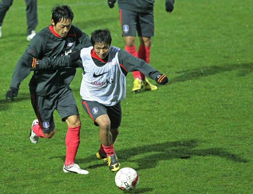 13일(현지시간) 덴마크 프레데리시아 시의 모냐사 파크에서 열린 대한민국 축구 대표팀 훈련 중 이영표(오른쪽)와 김남일이 볼다툼을 하고 있다. 