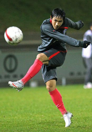 13일(현지시간) 덴마크 프레데리시아 시의 모냐사 파크에서 열린 대한민국 축구 대표팀 훈련 중 오범석이 슛을 하고 있다. 