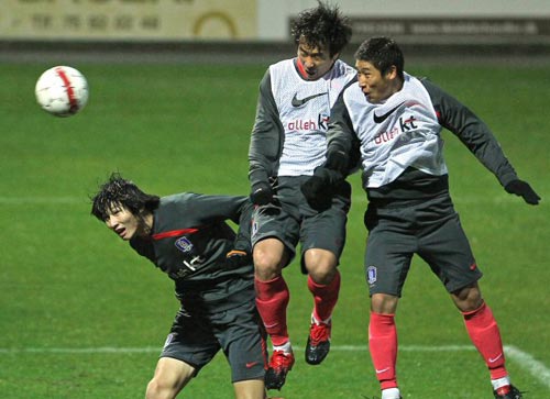 13일(현지시간) 덴마크 프레데리시아 시의 모냐사 파크에서 열린 대한민국 축구 대표팀 훈련 중 이근호(오른쪽)가 헤딩슛을 시도하고 있다. 