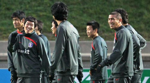 13일(현지시간) 덴마크 프레데리시아 시의 모냐사 파크에서 열린 대한민국 축구 대표팀 훈련 중 박지성, 차두리 등 선수들이 밝게 웃고 있다. 