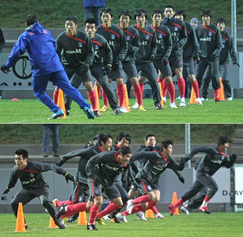 13일(현지시간) 덴마크 프레데리시아 시의 모냐사 파크에서 열린 대한민국 축구 대표팀 훈련 중 선수들이 순발력 강화 훈련을 하고 있다. 