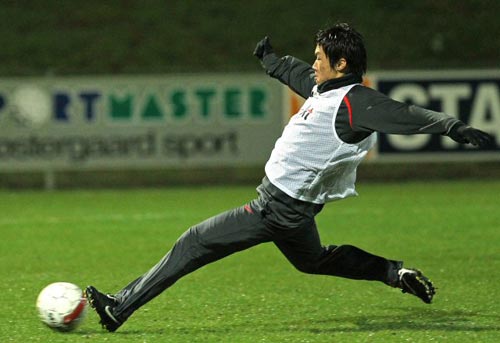 13일(현지시간) 덴마크 프레데리시아 시의 모냐사 파크에서 열린 대한민국 축구 대표팀 훈련 중 박지성이 몸을 날려 슛을 하고 있다. 