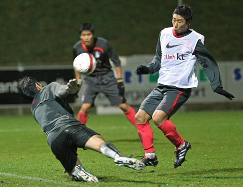 13일(현지시간) 덴마크 프레데리시아 시의 모냐사 파크에서 열린 대한민국 축구 대표팀 훈련 중 이근호가 슛을 시도하고 있다. 