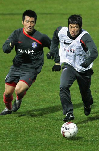 13일(현지시간) 덴마크 프레데리시아 시의 모냐사 파크에서 열린 대한민국 축구 대표팀 훈련 중 박지성(오른쪽)이 조원희를 따돌리고 드리블을 하고 있다. 