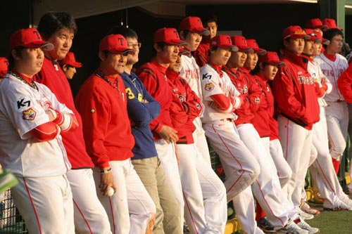 14일 오후 일본 나가사키 빅N스타디움에서 열린 한일클럽챔피언십 기아 타이거즈-요미우리 자이언츠 경기, 기아 선수들이 요미우리에 4대9로 역전패 한후 아쉬운 표정으로 시상식을 지켜보고 있다. 