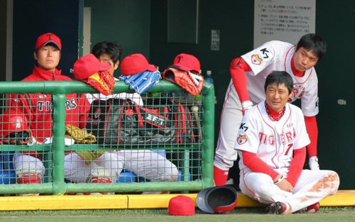 14일 오후 일본 나가사키 빅N스타디움에서 열린 한일클럽챔피언십 기아 타이거즈-요미우리 자이언츠 경기, 이종범 등 기아 선수들이 9회초 아쉬운 표정으로 경기를 지켜보고 있다. 
