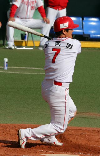 14일 오후 일본 나가사키 빅N스타디움에서 열린 한일클럽챔피언십 기아 타이거즈-요미우리 자이언츠 경기, 기아 이종범이 5회말 안타를 치고 있다. 