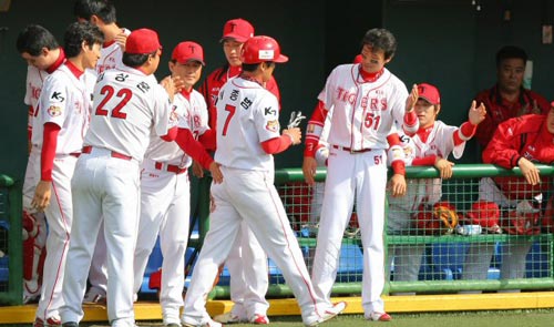 14일 오후 일본 나가사키 빅N스타디움에서 열린 한일클럽챔피언십 기아 타이거즈-요미우리 자이언츠 경기, 기아 이종범이 1회말 1사 2루 상황에서 나지완의 적시타로 득점에 성공한 후 팀 동료들과 함께 기뻐하고 있다. 