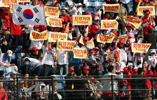 14일 오후 일본 나가사키 빅N스타디움에서 열린 한일클럽챔피언십 기아 타이거즈-요미우리 자이언츠 경기, 기아 응원단이 열성적인 응원을 하고 있다. 