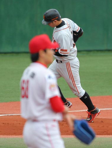 14일 오후 일본 나가사키 빅N스타디움에서 열린 한일클럽챔피언십 기아 타이거즈-요미우리 자이언츠 경기, 요미우리 아베(가운데)가 7회초 무사 1, 2루 상황에서 역전 3점 홈런을 터뜨린 후 베이스를 돌고 있다. 