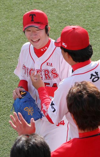 14일 오후 일본 나가사키 빅N스타디움에서 열린 한일클럽챔피언십 기아 타이거즈-요미우리 자이언츠 경기, 기아 양현종이 6회초 마운드를 내려오며 팀 동료들과 함께 웃고 있다. 