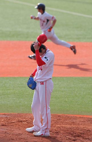14일 오후 일본 나가사키 빅N스타디움에서 열린 한일클럽챔피언십 기아 타이거즈-요미우리 자이언츠 경기, KIA 선발투수 양현종이 6회초 요미우리 오가사와라에게 1점 홈런을 허용한 후 아쉬워 하고 있다. 