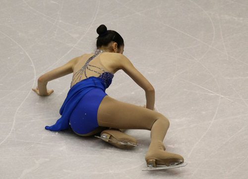  '피겨퀸' 김연아가 16일 오전(한국시간) 뉴욕주 레이크플래시드 '1980 링크'에서 열린 ISU 그랑프리 5차 대회 '스케이트 아메리카' 여자싱글 프리스케이팅 경기에서 트리플 플립 점프 후 엉덩방아를 찧고 있다. 