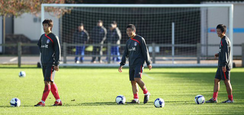 세르비아와의 평가전을 이틀 앞둔 16일 오후 영국 서리 카운티 코범 첼시 훈련장에서 열린 축구 국가대표팀 훈련 직후 이동국, 이근호, 이영표가 장난을 치고 있다. 
