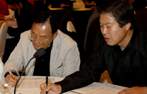 울산현대 김호곤 감독과 이상철 코치가 17일 서울 그랜드힐튼 호텔에서 열린 2010년도 K-리그 신인선수선발 드래프트에서 참가신청자 명단을 보고 있다. 