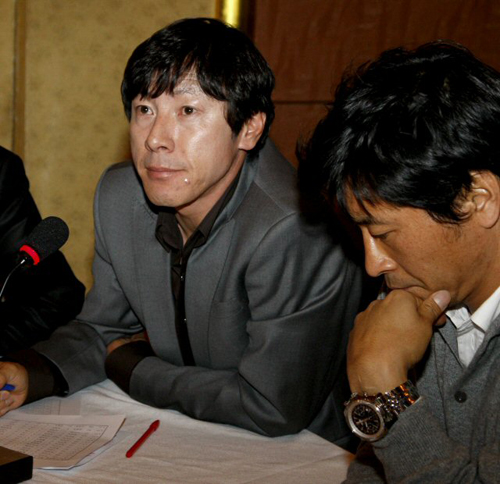 성남일화 신태용 감독이 17일 서울 그랜드힐튼 호텔에서 열린 2010년도 K-리그 신인선수선발 드래프트에서 선발과정을 지켜보고 있다. 