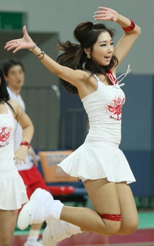 17일 울산동천체육관에서 열린 2009-2010 프로농구 울산 모비스-인천 전자랜드 경기, 모비스 치어리더가 점프를 하며 화려한 공연을 선보이고 있다. 