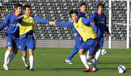 세르비아와의 평가전을 하루 앞둔 17일 오전(현지시각) 영국 런던 풀럼 구장에서 열린 축구 국가대표팀 훈련에서 이동국과 김두현이 짝을 이뤄 게임을 하고 있다. 