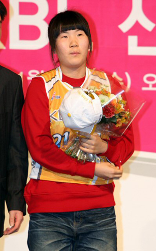 18일 서울 프라자호텔에서 열린 2010년 여자프로농구(WKBL) 신인선수 선발에서 1라운드에 전체 1순위로 KB국민은행 세이버스에 지명된 숭의여고 센터 허기쁨이 유니폼과 꽃다발을 받고 있다. 