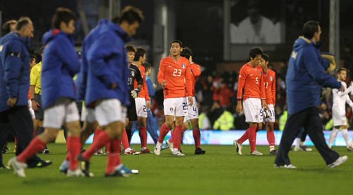 18일(현지시간) 영국 런던 크레이븐 코티지에서 열린 대한민국-세르비아 축구 대표팀 평가전, 한국 선수들이 세르비아에 0대1로 패한 후 그라운드를 빠져 나가고 있다. 