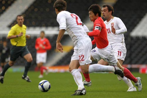 18일(현지시간) 영국 런던 크레이븐 코티지에서 열린 대한민국-세르비아 축구 대표팀 평가전, 한국 박지성이 세르비아 선수들을 제치고 상대 문전으로 쇄도하고 있다. 