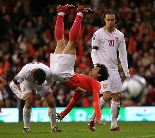 18일(현지시간) 영국 런던 크레이븐 코티지에서 열린 대한민국-세르비아 축구 대표팀 평가전, 한국 이동국이 세르비아의 문전에서 헤딩을 시도하다 수비에 걸려 넘어지고 있다. 
