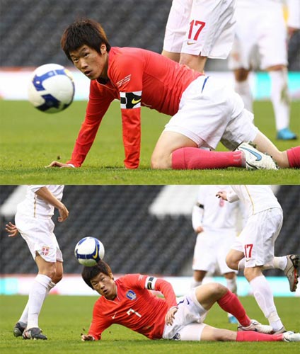 18일(현지시간) 영국 런던 크레이븐 코티지에서 열린 대한민국-세르비아 축구 대표팀 평가전, 한국 박지성이 세르비아 수비에 걸려 넘어진 상태에서도 공을 주시하고 있다. 