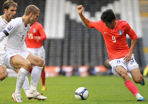 18일(현지시간) 영국 런던 크레이븐 코티지에서 열린 대한민국-세르비아 축구 대표팀 평가전, 한국 설기현이 측면돌파를 시도하고 있다. 