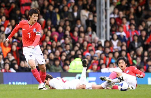 18일(현지시간) 영국 런던 크레이븐 코티지에서 열린 대한민국-세르비아 축구 대표팀 평가전, 한국 박지성이 패스를 시도하고 있다. 