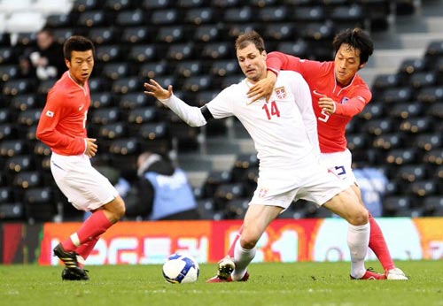 18일(현지시간) 영국 런던 크레이븐 코티지에서 열린 대한민국-세르비아 축구 대표팀 평가전,  한국 김남일이 세르비아의 밀란 요바노비치와 몸싸움을 하고 있다. 