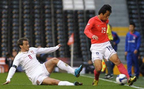 18일(현지시간) 영국 런던 크레이븐 코티지에서 열린 대한민국-세르비아 축구 대표팀 평가전, 염기훈이 사이드라인 밖으로 나가는 공을 살려내고 있다. 