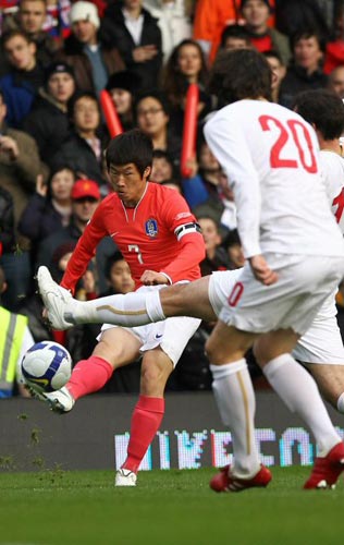 18일(현지시간) 영국 런던 크레이븐 코티지에서 열린 대한민국-세르비아 축구 대표팀 평가전, 한국 박지성이 상대 수비를 피해 크로스를 시도하고 있다. 