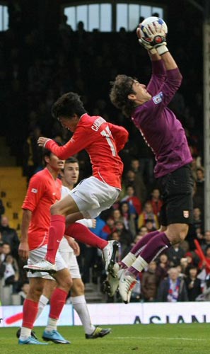 18일(현지시간) 영국 런던 크레이븐 코티지에서 열린 대한민국-세르비아 축구 대표팀 평가전, 이청용이 헤딩을 시도했으나 세르비아 골키퍼가 공을 잡고 있다. 