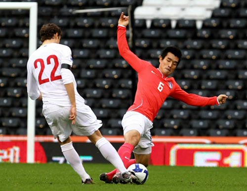 18일(현지시간) 영국 런던 크레이븐 코티지에서 열린 대한민국-세르비아 축구 대표팀 평가전, 한국 조원희가 태클로 상대 공격을 저지하고 있다. 