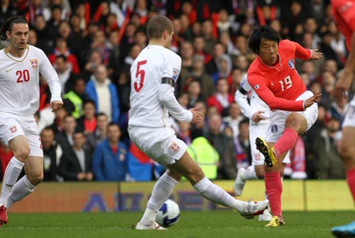 18일(현지시간) 영국 런던 크레이븐 코티지에서 열린 대한민국-세르비아 축구 대표팀 평가전, 한국 염기훈이 상대 수비를 앞에 두고 슛을 시도하고 있다. 