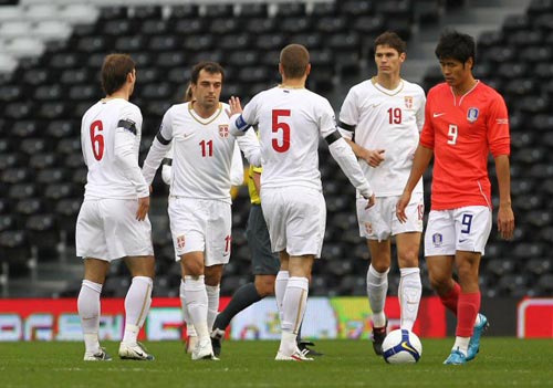 18일(현지시간) 영국 런던 크레이븐 코티지에서 열린 대한민국-세르비아 축구 대표팀 평가전, 세르비아의 니콜라 지기치가 전반 선제골을 넣은 뒤 동료들과 환호하고 있다. 