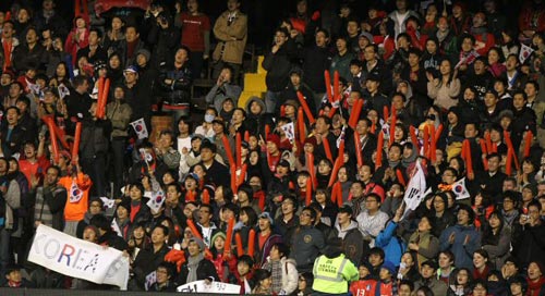 18일(현지시간) 영국 런던 크레이븐 코티지에서 열린 대한민국-세르비아 축구 대표팀 평가전, 현지 교민들과 유학생들이 열띤 응원을 하고 있다. 