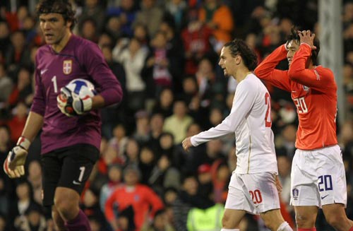 18일(현지시간) 영국 런던 크레이븐 코티지에서 열린 대한민국-세르비아 축구 대표팀 평가전, 한국 이동국(오른쪽)이 슛 기회를 놓친 후 아쉬워 하고 있다. 