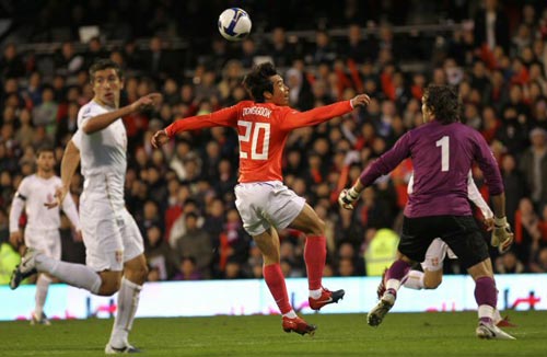 18일(현지시간) 영국 런던 크레이븐 코티지에서 열린 대한민국-세르비아 축구 대표팀 평가전, 한국 이동국이 세르비아 문전에서 슛이 막히자 안타까워하고 있다. 