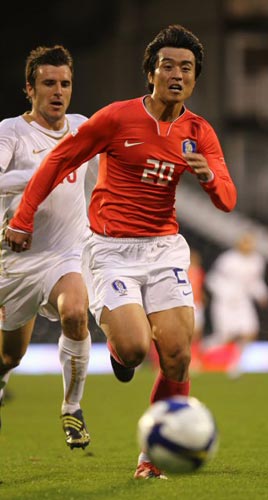18일(현지시간) 영국 런던 크레이븐 코티지에서 열린 대한민국-세르비아 축구 대표팀 평가전, 한국 이동국이 상대 선수를 제치고 돌파를 시도하고 있다. 