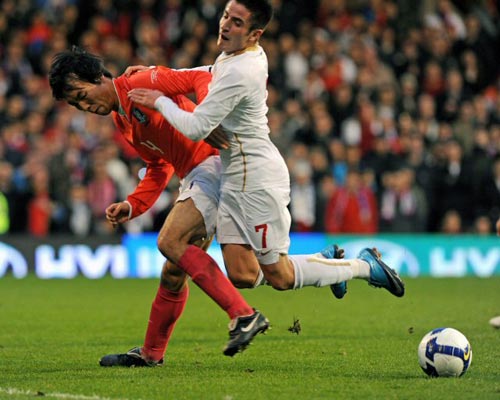 18일(현지시간) 영국 런던 크레이븐 코티지에서 열린 대한민국-세르비아 축구 대표팀 평가전, 한국 조용형(왼쪽)과 세르비아 조란 토시치가 볼다툼을 벌이고 있다. 