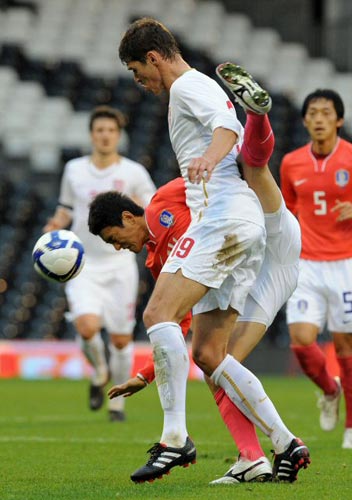 18일(현지시간) 영국 런던 크레이븐 코티지에서 열린 대한민국-세르비아 축구 대표팀 평가전, 한국 이정수가 세르비아 니콜라 지기치와 몸싸움을 하고 있다. 
