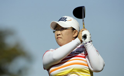19일 미국 텍사스주 휴스턴에서 열린 미국여자프로골프(LPGA) 투어 챔피언십 프로암 대회에 참가한 ‘골프 지존’ 신지애가 샷 후 공을 바라보고 있다. 
