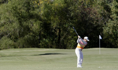 19일 미국 텍사스주 휴스턴에서 열린 미국여자프로골프(LPGA) 투어 챔피언십 프로암 대회에 참가한 ‘골프 지존’ 신지애가 세컨 샷을 하고 있다. 