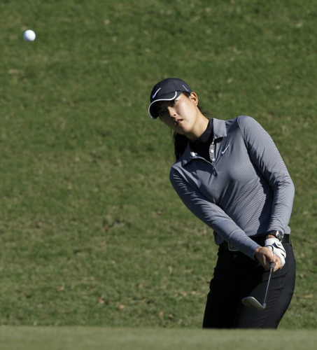 19일 미국 텍사스주 휴스턴에서 열린 미국여자프로골프(LPGA) 투어 챔피언십 프로암 대회에 참가한 미셸 위가 칩샷을 하고 있다. 