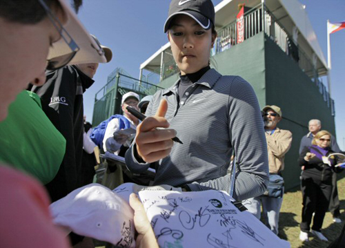 19일 미국 텍사스주 휴스턴에서 열린 미국여자프로골프(LPGA) 투어 챔피언십 프로암 대회에 참가한 미셸 위가 팬에게 사인을 하고 있다. 