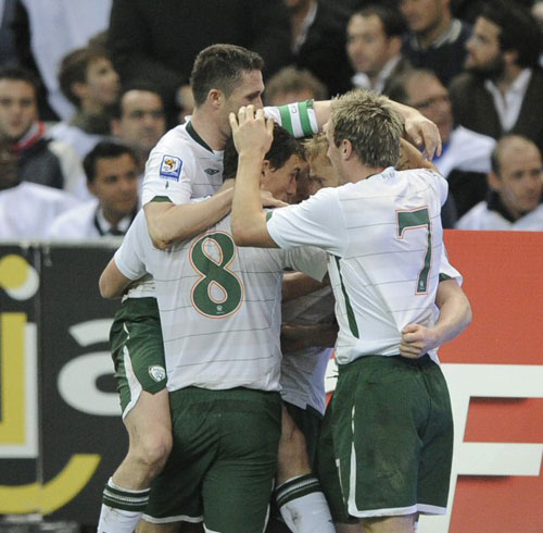 19일(한국시간) 홈구장 생드니 스타드 드 프랑스에서 열린 프랑스와 아일랜와의 2010년 남아공 월드컵 유럽 최종 플레이오프 2차전에서 전반 32분 선취골에 성공한 아일랜드의 로비 킨이 동료의 축하를 받고 있다. 