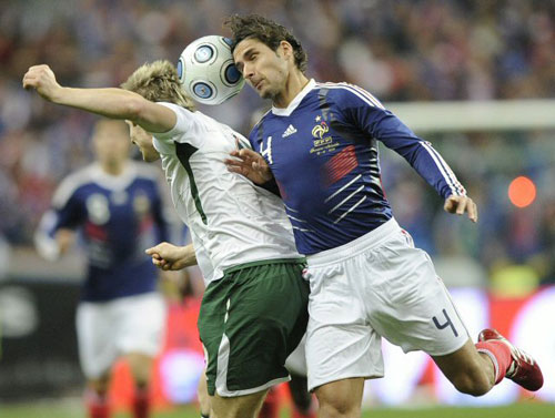 19일(한국시간) 홈구장 생드니 스타드 드 프랑스에서 열린 프랑스와 아일랜와의 2010년 남아공 월드컵 유럽 최종 플레이오프 2차전에서 프랑스의 줄리앙 에스퀴데가 상대 공격수 케빈 도일과 공중볼 경합을 벌이고 있다. 