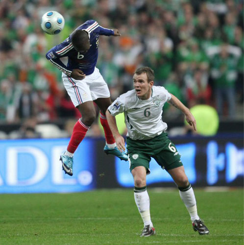19일(한국시간) 홈구장 생드니 스타드 드 프랑스에서 열린 프랑스와 아일랜와의 2010년 남아공 월드컵 유럽 최종 플레이오프 2차전에서 프랑스의 라사나 디아라가 아일랜드의 글렌 웰란에 앞서 공중볼을 잡아내고 있다. 